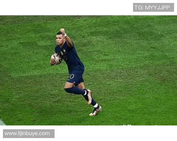 后卫足球明星高清截图集锦展现顶级防守技巧与风采