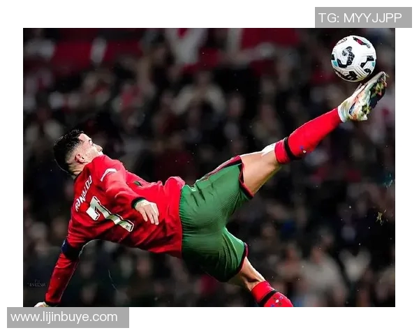 漫画足球明星C罗的传奇之路与球场上的精彩瞬间 漫画足球明星C罗的传奇之路与球场上的精彩瞬间