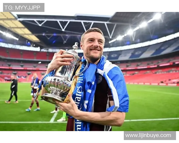 39岁足球明星的传奇人生与职业生涯的辉煌成就回顾 39岁足球明星的传奇人生与职业生涯的辉煌成就回顾