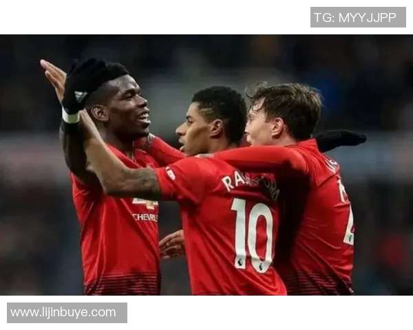 哪个足球明星因膝盖受伤缺席比赛引发球迷关注和担忧